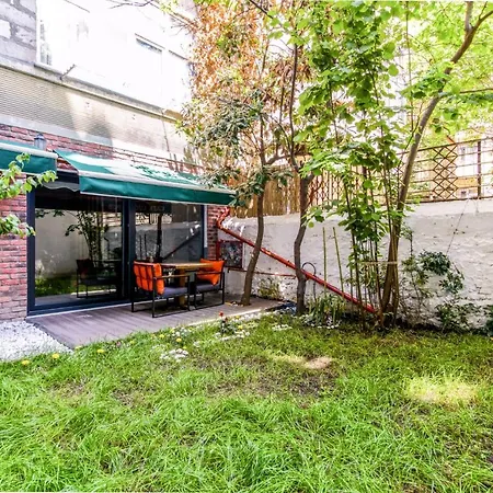 Chic And Flat With Garden In Besiktas * Istanboel